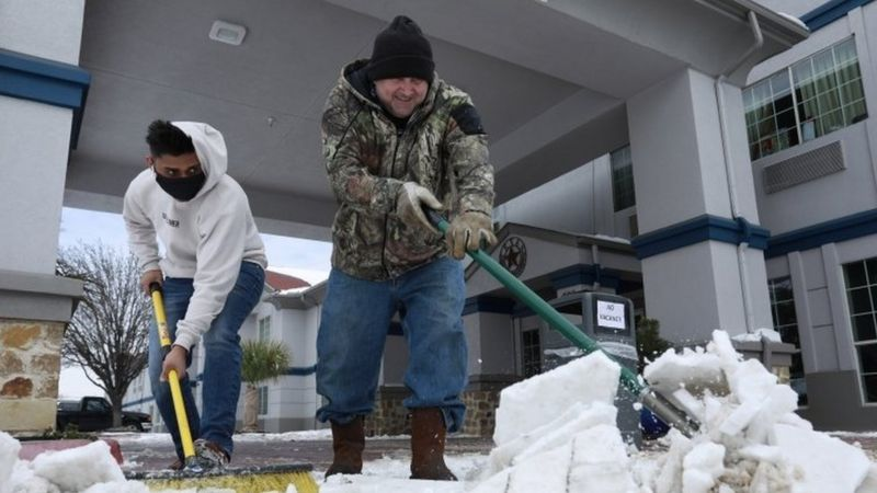 记得多喝水 横扫美国得州的极寒天气已致24人死亡，数百万人无电力供应