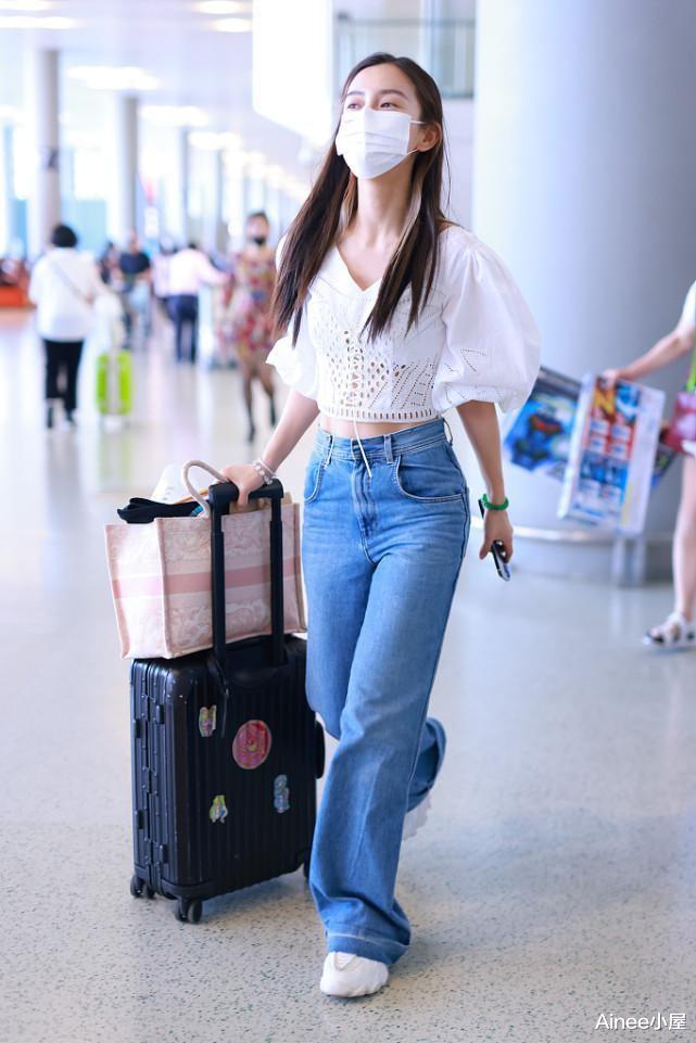 穿衣搭配 杨颖重回少女时代,穿蓝白校服甜美温柔,双马尾看着好俏皮