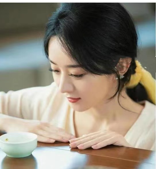 赵丽颖|离婚后的赵丽颖，从小女孩变成了成熟的女人，温柔文雅