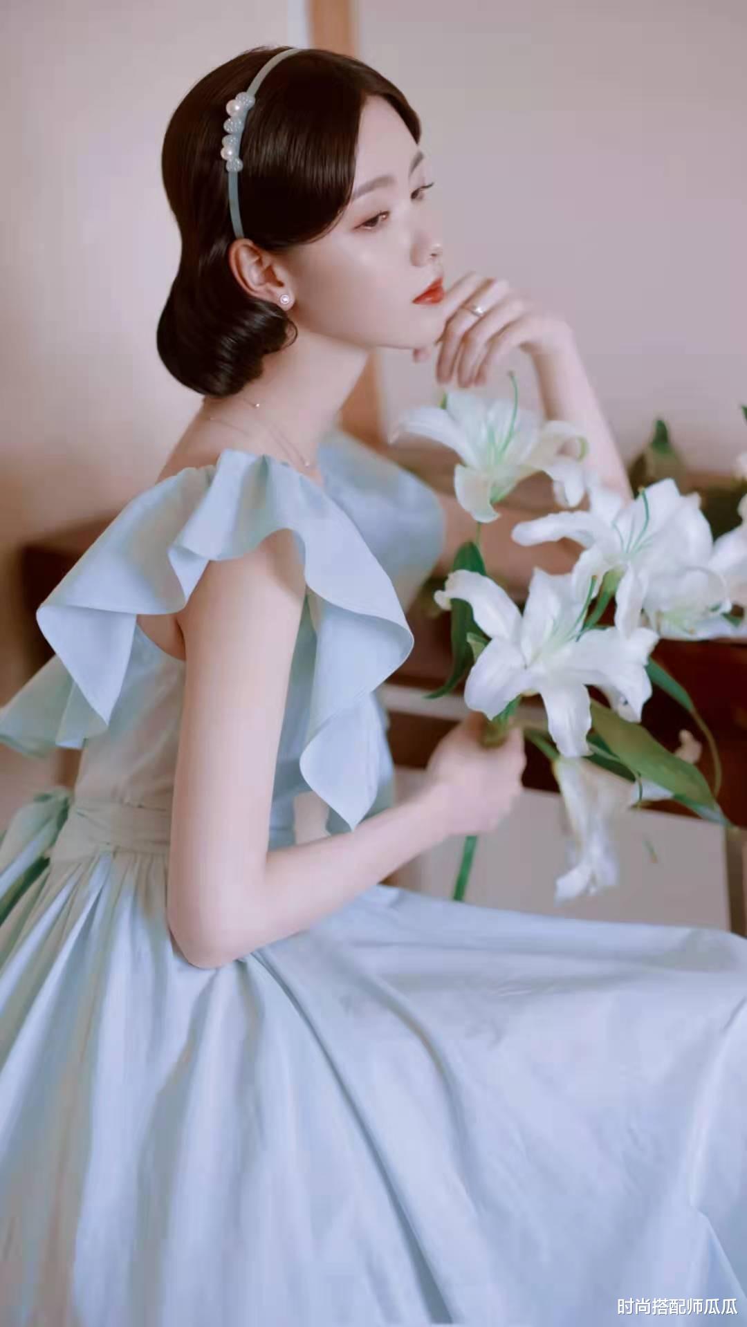 朱之文|被陈都灵新发型美到了,剪短发穿鹅黄色T恤走机场,清新感十足