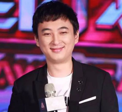 王思聪|王思聪三亚夜店被人偶遇，谁看清靠他肩的网红，这不刚离婚那谁？