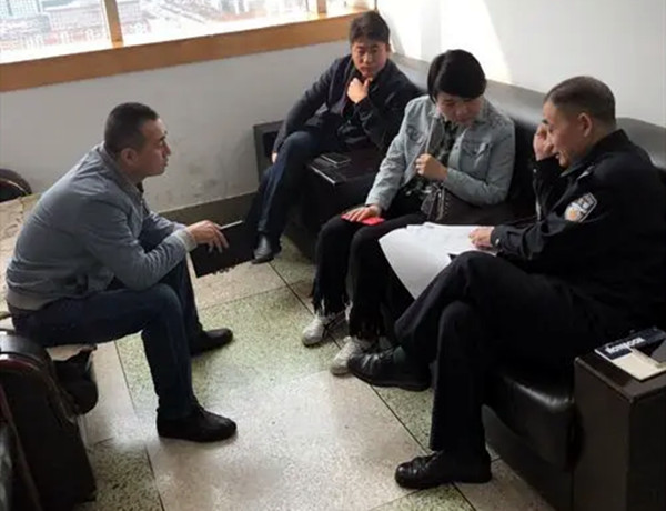 警察 4男子持刀抢劫百元现金，改名换姓逃亡25年