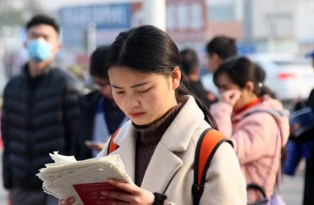 招聘|一份中学教师“招聘”公示引争议,年薪高达60万,老师这么值钱?