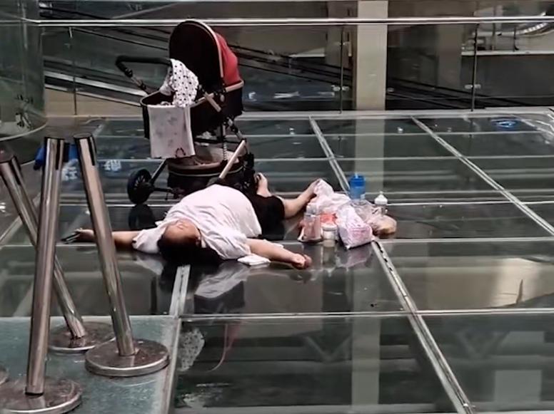  大妈带孩子商场乘凉引争议，天天准时来，还四脚朝天躺地上