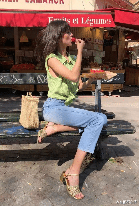 衣在配不在贵|邹市明老婆亮相机场，身材微胖还穿修身背心，但曲线感却更惊艳了