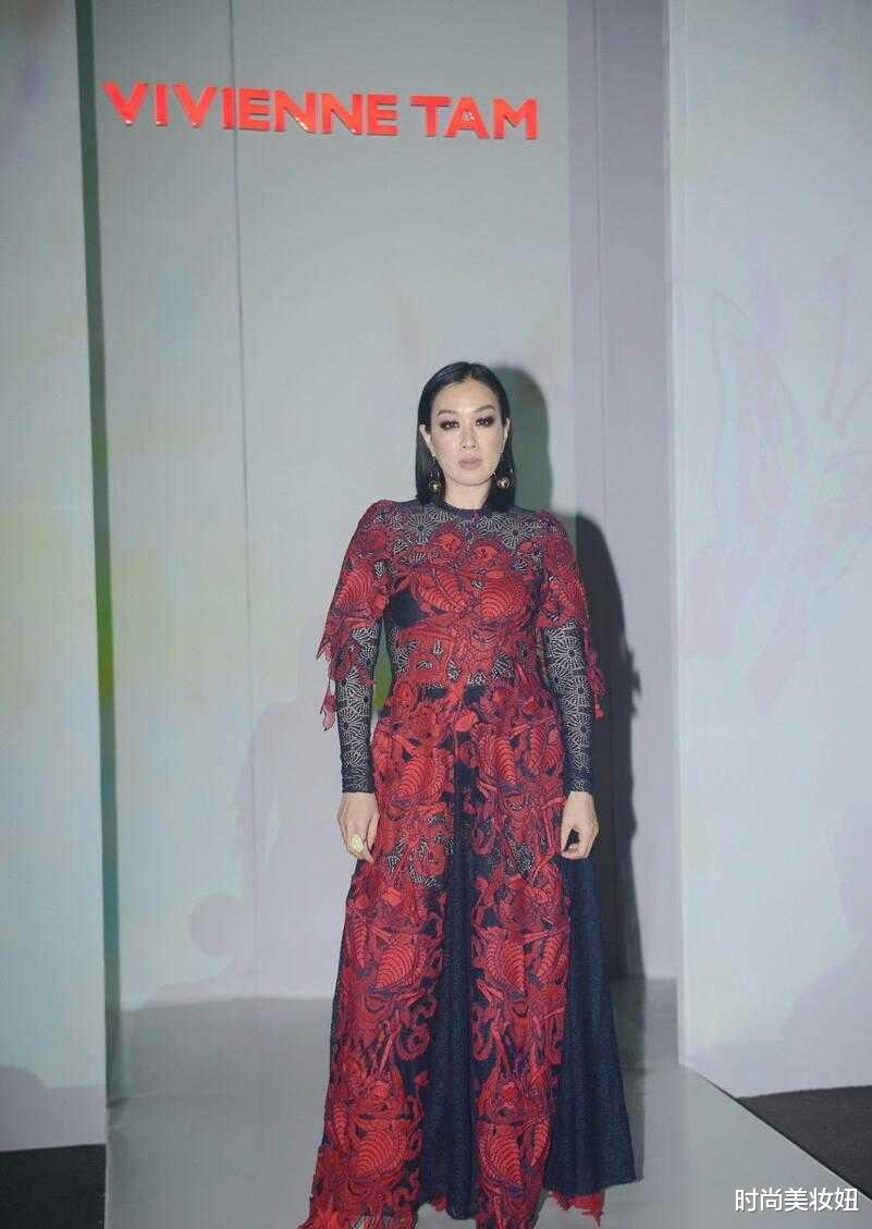 时尚美妆妞 钟丽缇虽胖但很精致，穿蕾丝裙身材刚刚好，小12岁老公像同岁