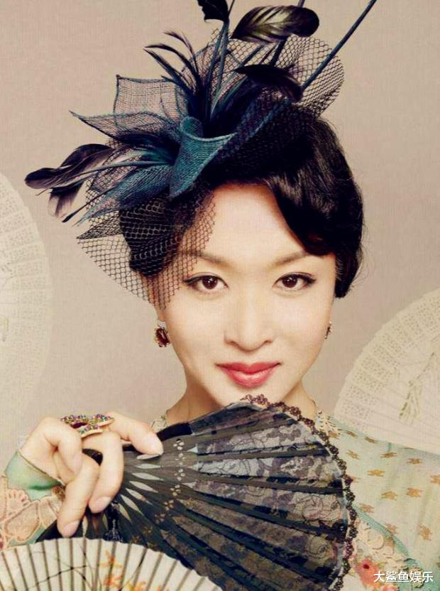 娱乐圈|金星罕见穿一袭深V比基尼在海边戏水，傲人曲线让她老公都看直了眼