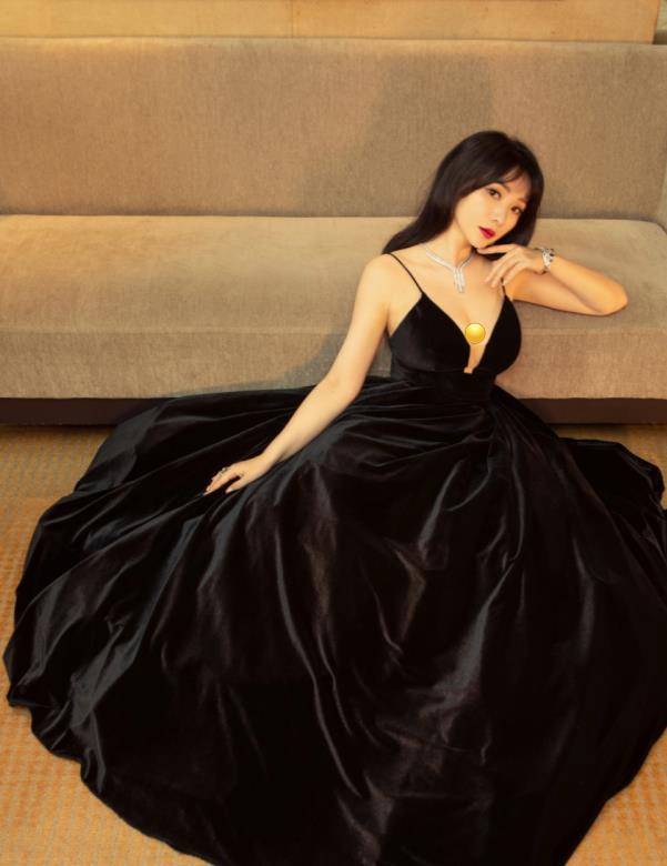 柳岩|柳岩的身材真挺有“3D”感，不管从什么角度看，都很有女人味