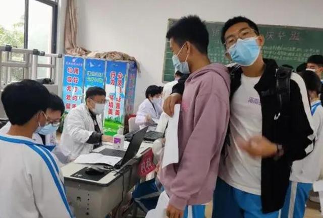 小敏家|高考体检需要“全部脱光”？现场一片混乱，把医生都给逗笑了