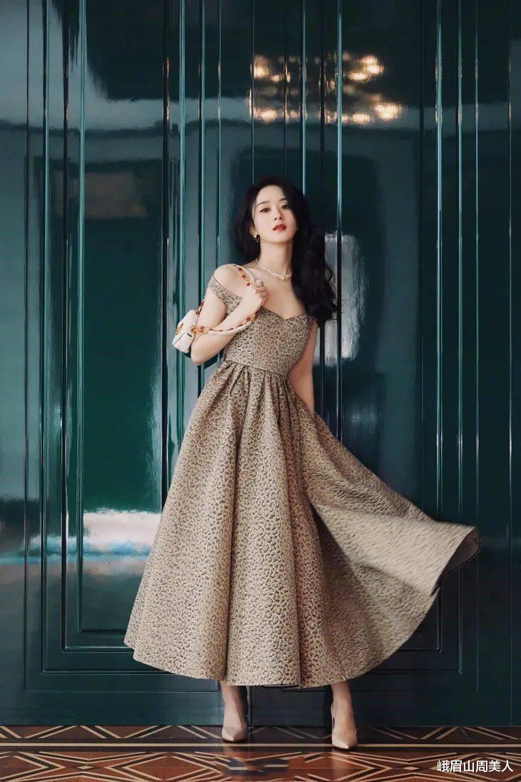 峨眉山周美人|别再穿百褶裙了,今夏流行的是“瘦瘦裙”,显瘦还减龄,谁穿谁美