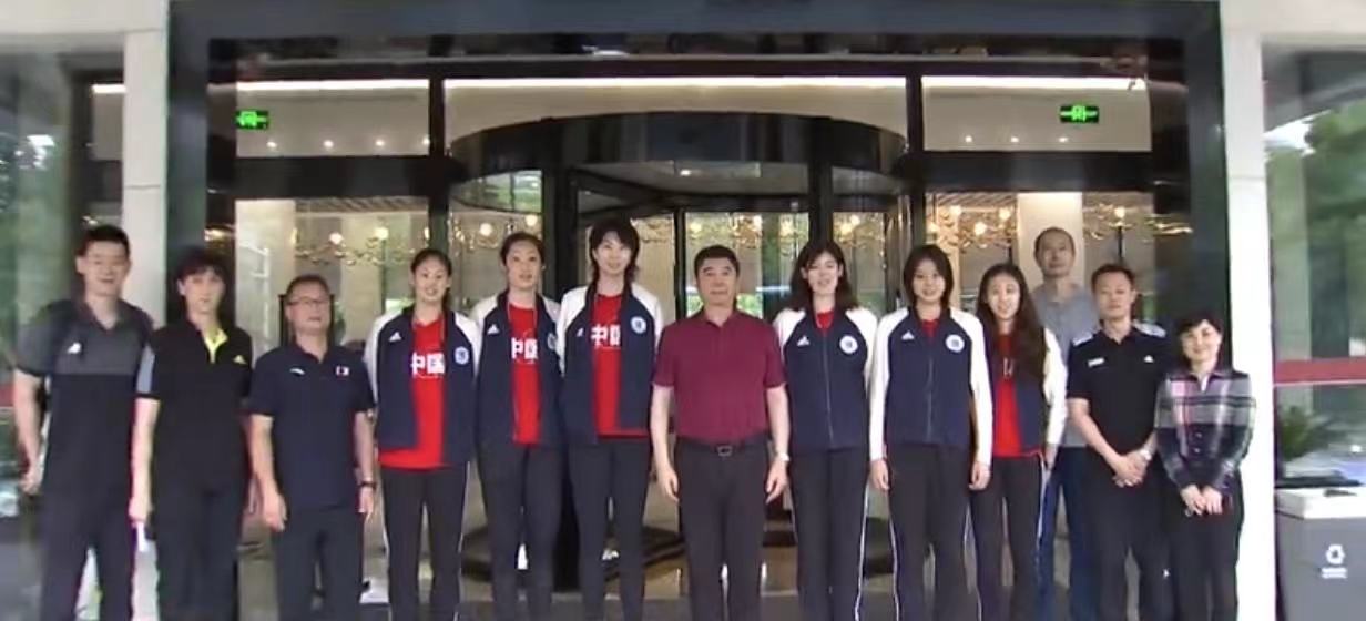朱婷|出征意大利！朱婷带6大主力拍合照，笑容满面，郎平迎来重要帮手