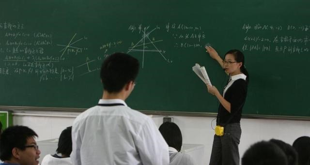 教师|成都一中学新入职教师均来自清北？人均年薪17万，内卷也太严重了