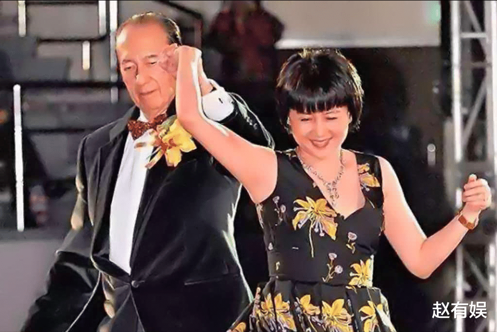 唐一菲|“赌王”何鸿燊，娶4位妻子，花14亿打11年续命针，人生太过传奇