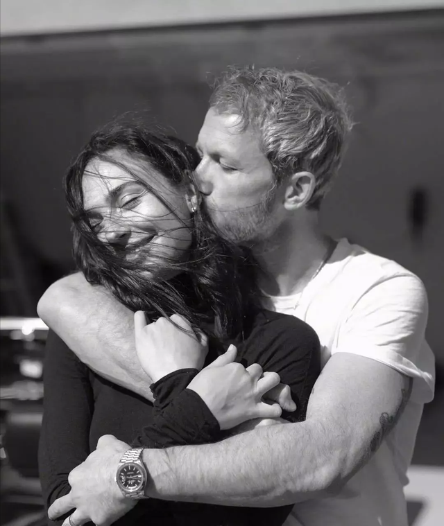 白雪公主|恶毒皇后居然比白雪公主更美？大长腿让人舔屏，36岁吊打一众小花