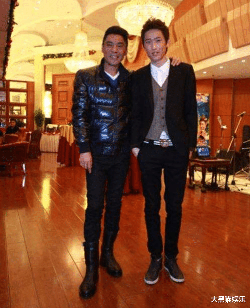 屠洪刚|屠洪刚：娶二婚女助理当老婆，对继子视如己出，今继子比他还风流