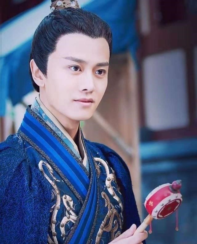 任嘉伦|任嘉伦穿蓝衣录制节目，一路奔跑很开心，像极了校园的学长