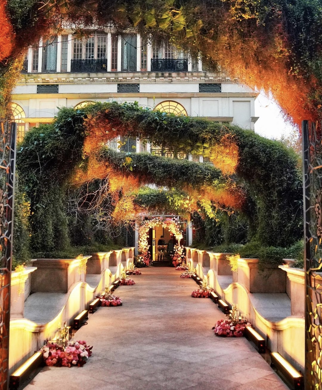 刘嘉玲|梁朝伟罕晒夫妻恩爱合影为老婆庆生，他坐扶手刘嘉玲坐沙发地位高