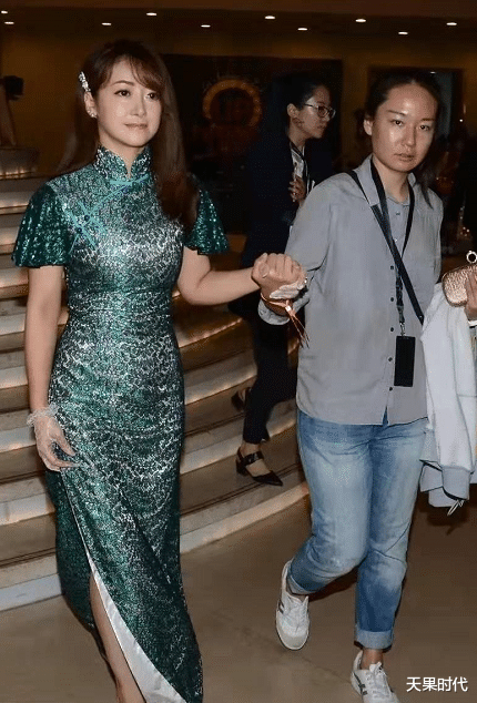 天果时代|46岁陈紫函穿旗袍，大方秀出水蛇腰，与小6岁的老公秀恩爱