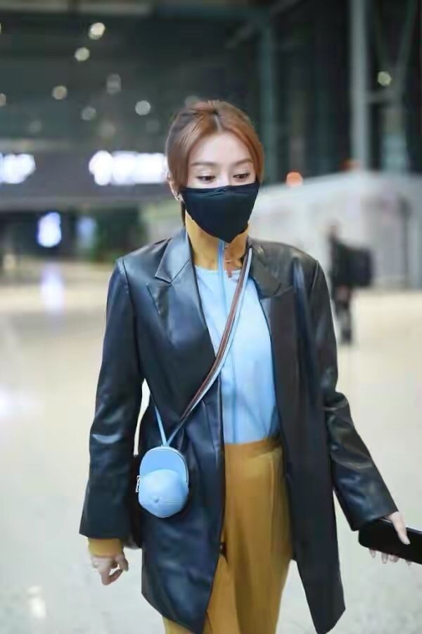 秦岚|秦岚不到90斤，穿“加大码”皮夹克更显瘦，这时尚感普通人看不懂