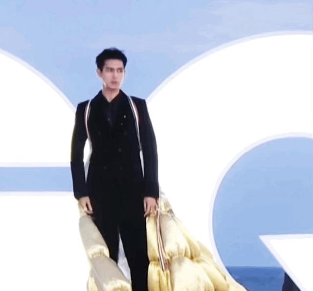王建国|GQ红毯：热巴改台本，李现穿裙子，杨天真撞衫王嘉尔