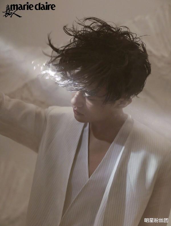 王一博|去年和今年央视镜头下的易烊千玺，才一年时间差别好大，你觉得呢