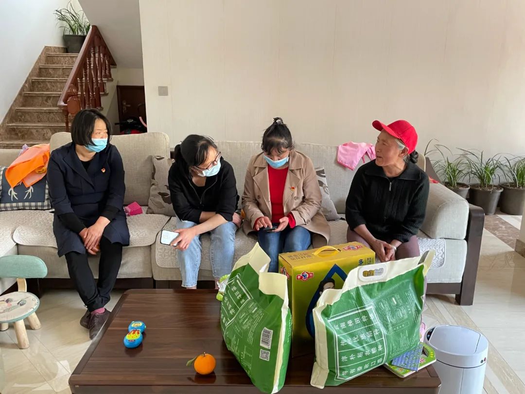 玉龙快报 县医院慰问支援瑞丽职工家属