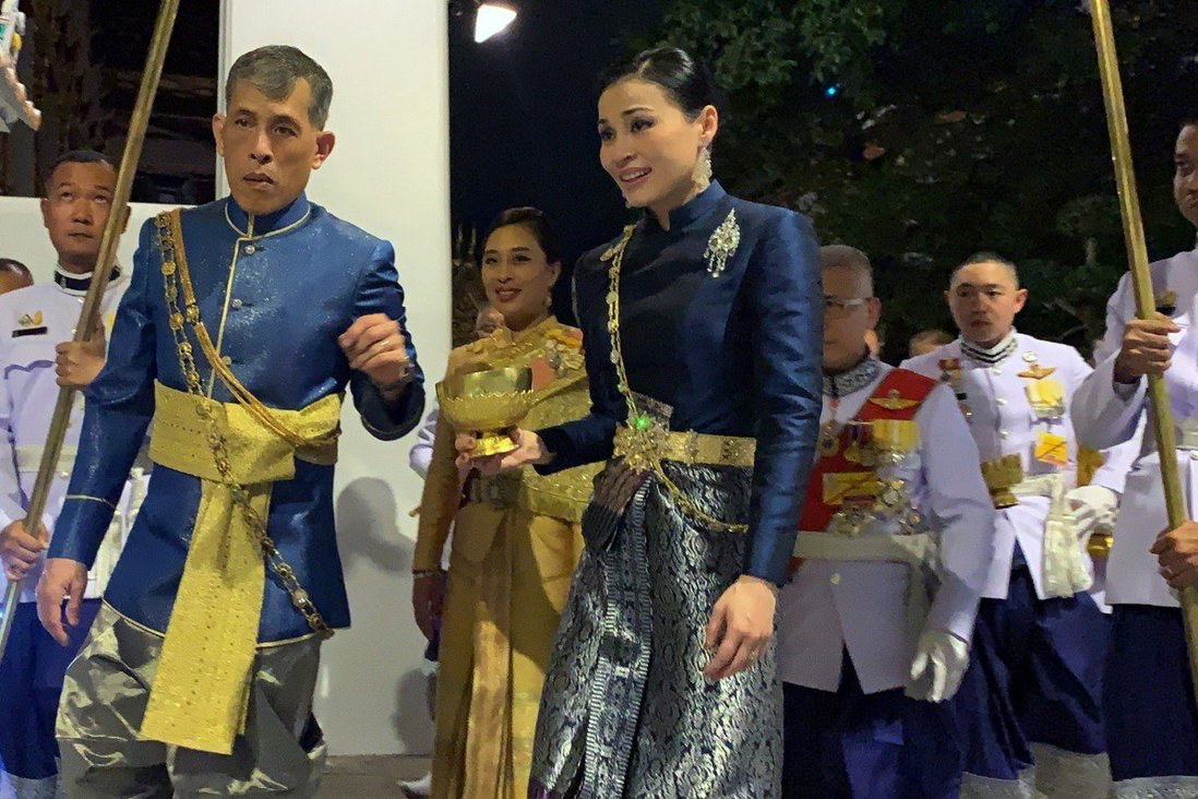 时尚风行派|苏提达的卡通人物真可爱！刻意画腮红掩苦瓜脸，粉色系套裙太温柔