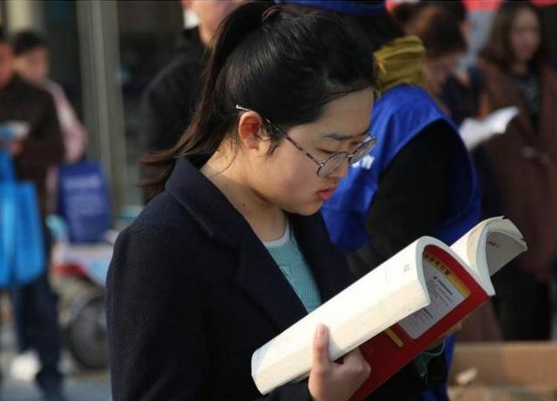 大学生|大学生毕业后想考公务员，两个“时间节点”比较重要，考生别忽视