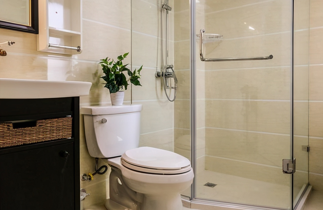 简约装修的新房入住，原木材料为主的设计更温馨，客厅效果最漂亮