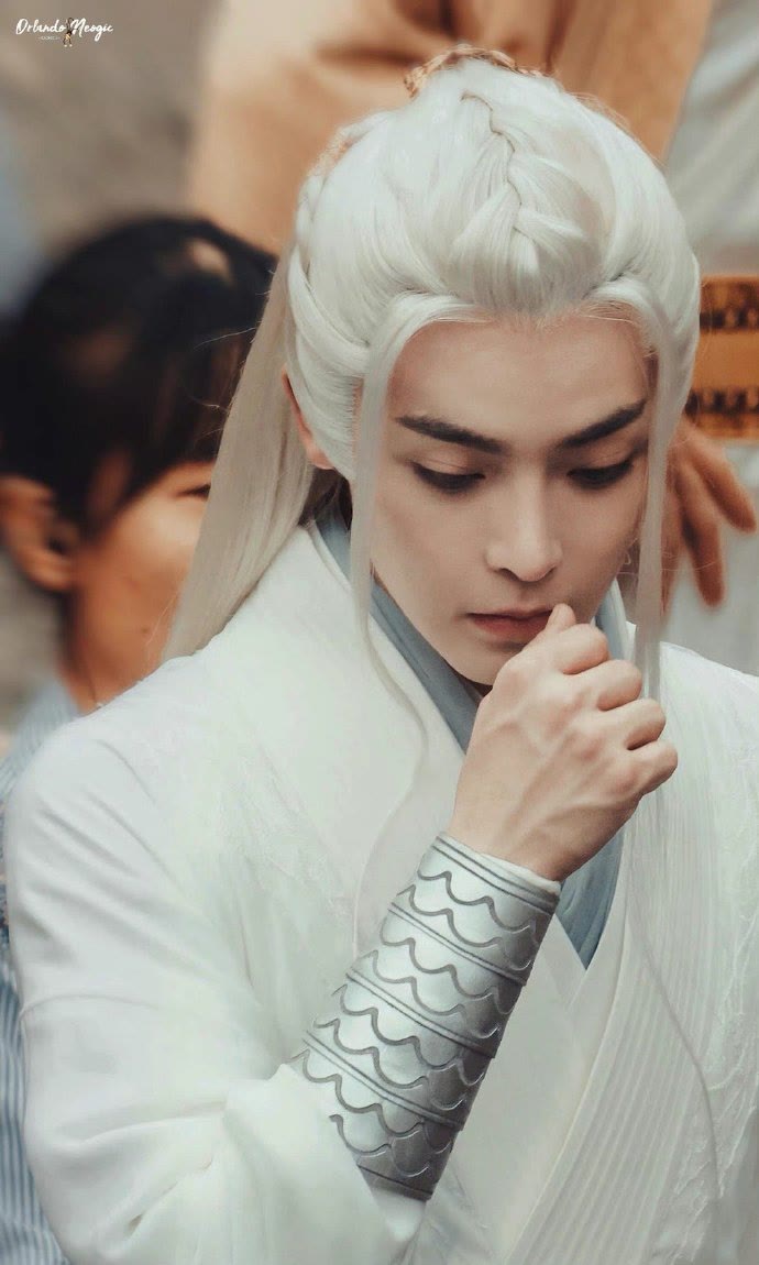 侯明昊|侯明昊再出新剧，古装白衣造型“惊为天人”，网友直呼：太绝了