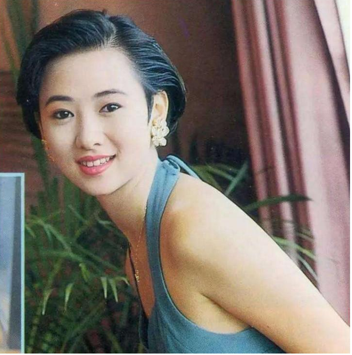 翁虹|52岁翁虹晒出健身美照，年龄挡不住的魅力，风采不减当年！