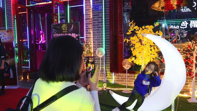 阳朔 小长假第一夜，桂林阳朔西街沸腾了，老外还不少