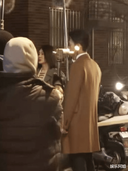 李小冉|45岁李小冉官宣签约新公司，网友直呼：为何看不开，拉低档次!