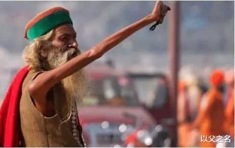 以父之名 苦行僧阿尔玛：为了信仰高举右臂47年没有放下来过，他现状如何？