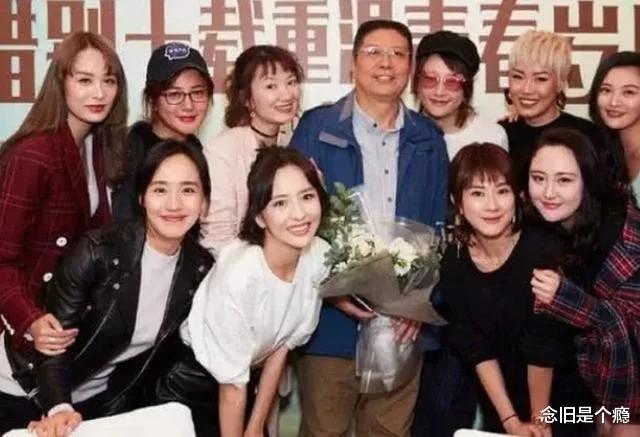 佟丽娅|佟丽娅自称“全班最丑”，看到班级合照后，这都是什么神仙班级！