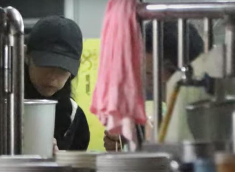 徐冬冬|38岁男星被曝恋情，深夜与异性约会回家，女方曾离婚还带着两个娃