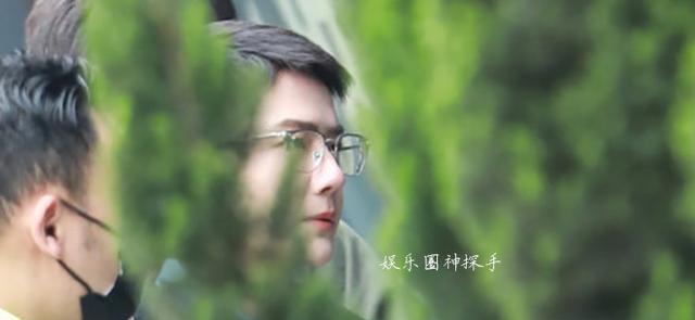 王一博|王一博新发型显脸圆，气质大变险些认不出