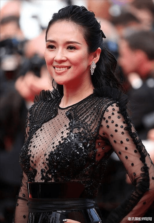 潮流搭配师甜甜 章子怡这裙子看着就挺冷的，都透肉造型还挺大方的，让人饱眼福