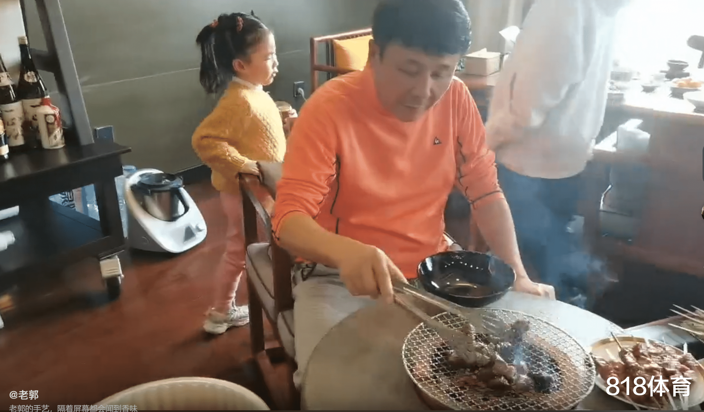 王楠|接地气! 王楠亿万巨富老公为全家人烤肉, 一双儿女馋哭: 看着真不错