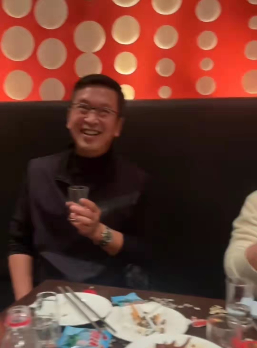 聚会|文代会众星聚会：陈道明吴刚热聊，杜江喝到脸红，齐唱祝愿祖国好