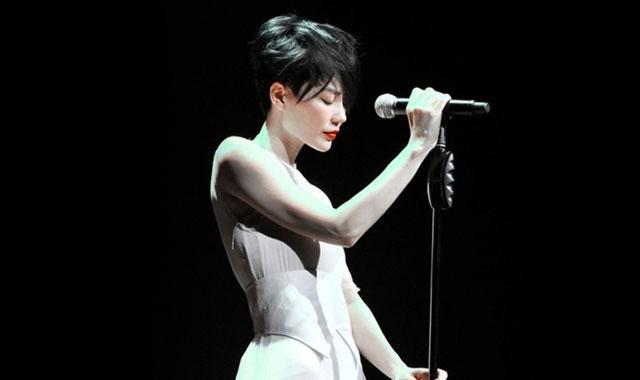 郭德纲|别再骂王菲了，搂小鲜肉出镜别有用意！官方公开合照曝光两人关系