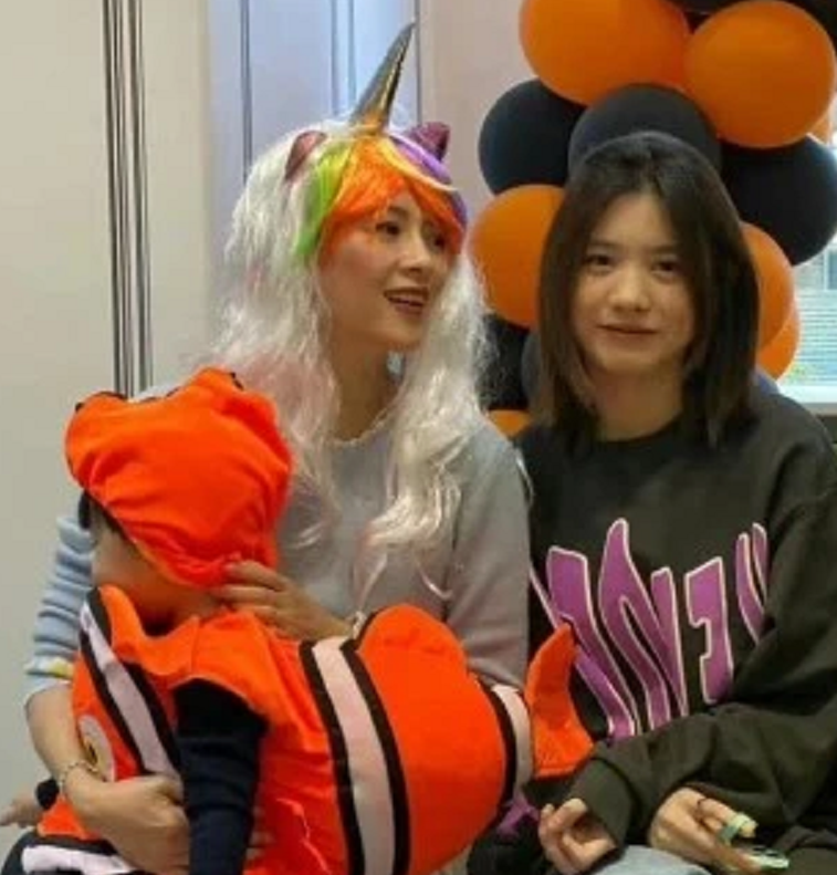 时尚风行派 章子怡高调晒全家福！儿子扮小丑鱼超萌，醒醒穿公主裙比姐姐吸睛