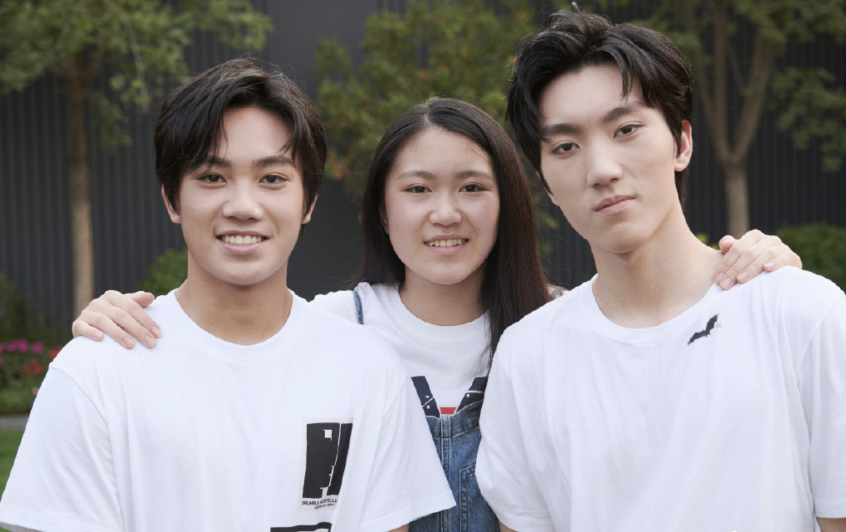 柳岩|张艺谋妻子陈婷晒全家福，三个子女相伴左右，71岁张导笑容和蔼超幸福