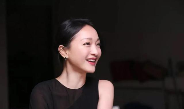 周迅|47岁周迅再传“喜讯”,带绯闻男友现身老家逛商超,被监控拍下