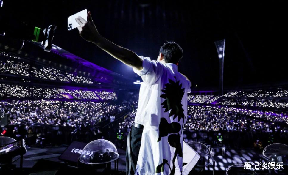 张杰|张杰的39岁生日，几十万人为其庆生场面宏大，双向奔赴超有爱