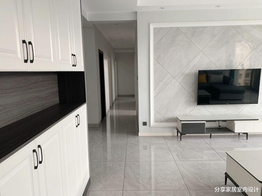|终于装修完工啦，现代简约风格很喜欢，瓷砖做电视墙也很有档次！