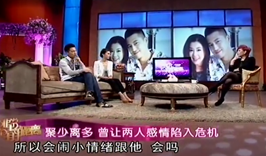 李小萌|36岁李小萌挺孕肚深夜会友，气质出众送飞吻道别，帅气老公陪在侧