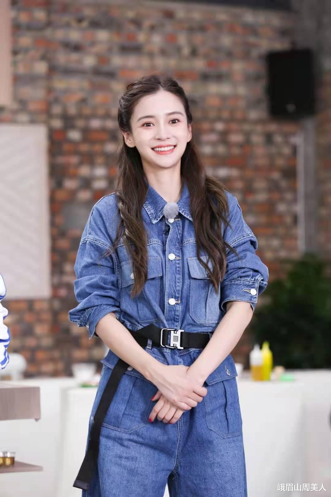 穿衣搭配|?Baby新造型变清纯女学生，穿民国装扎双马尾好少女，哪像生过娃