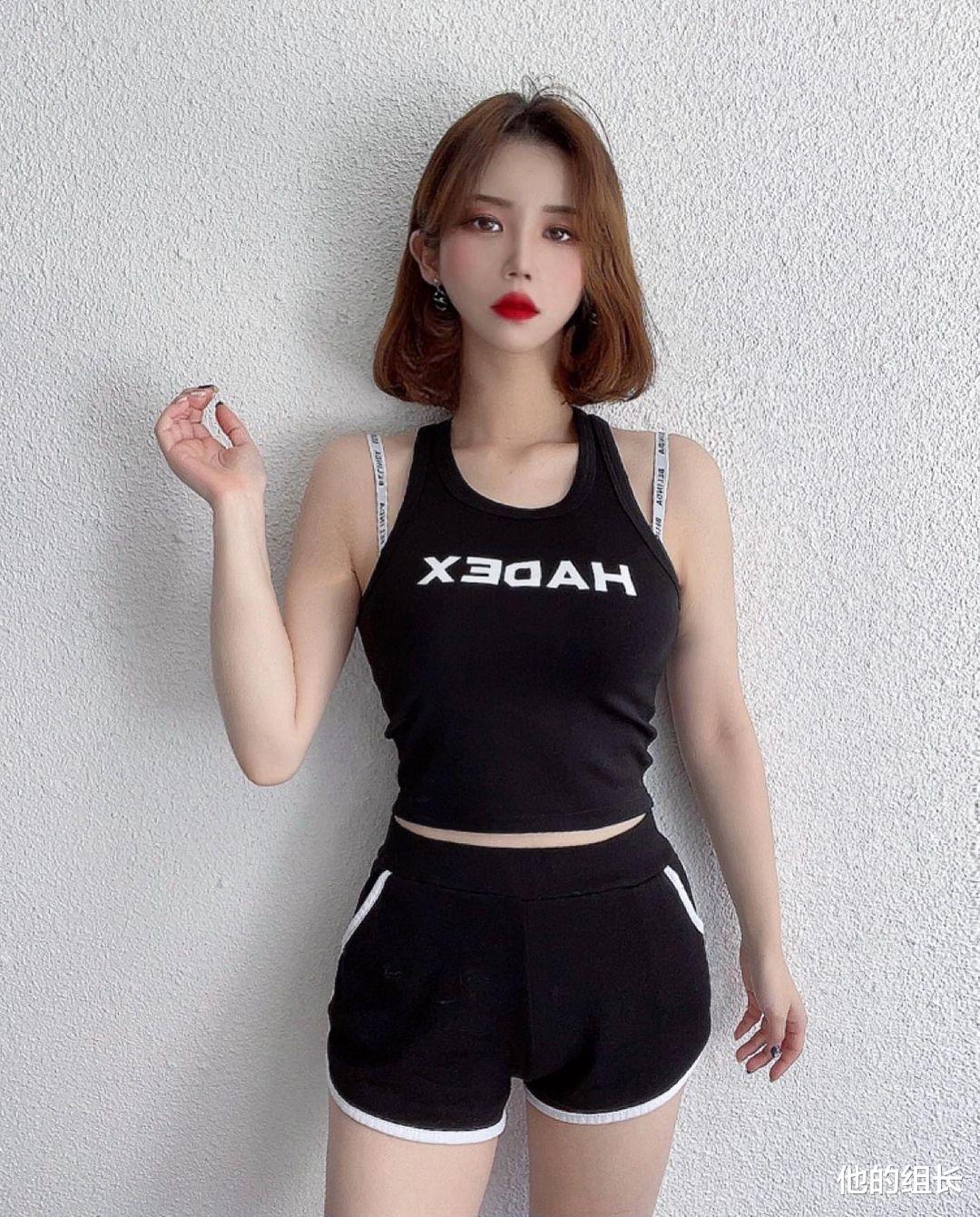 |短发气质举牌女郎，健美身材难得一见