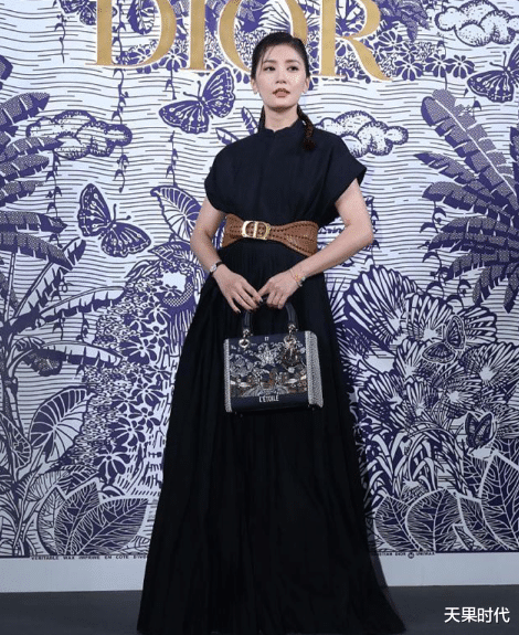 贾静雯|别看贾静雯中年发福,但是人家会穿,一条拖地裙轻松打造纤瘦身姿